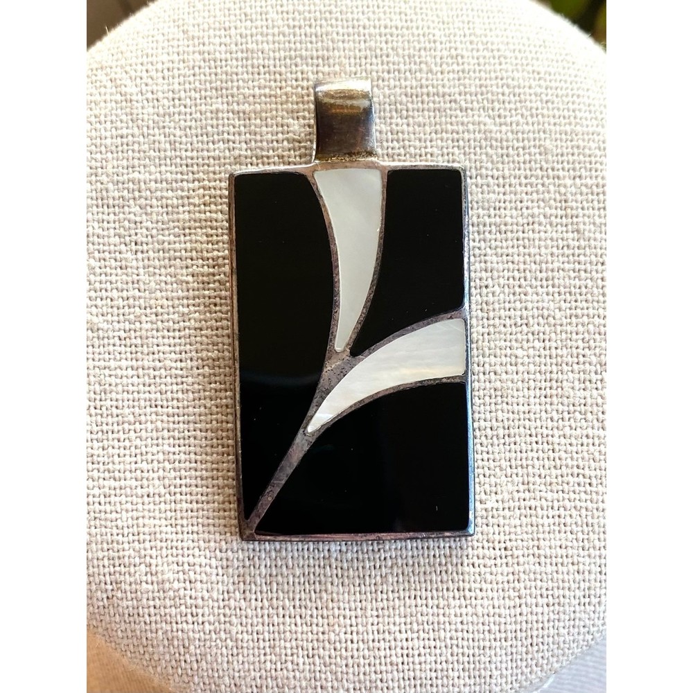 Elegant Black and Silver Pendant Necklace
